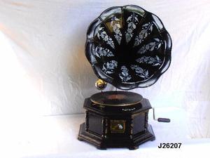 แผ่นเสียงคุณภาพสูงพร้อมฐานไม้หกเหลี่ยมและแตรทองเหลืองทาสีด้วยมือในการตกแต่งบ้านสีขาวและดำ - Product Image 4