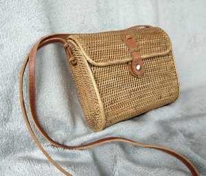 กระเป๋าคลัทช์หวายวินเทจจากเวียดนาม - Product Image 1