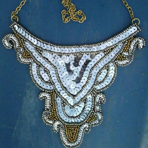 Proveedor de collar de perlas estilo babero de tela bordada Collares de cuentas bordados a mano - Product Image 1