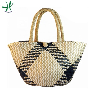 Bolsas de compras de hojas de palma en Vietnam/Bonita cesta de almacenamiento para damas con pompón (HAP 8178) - Product Image 5