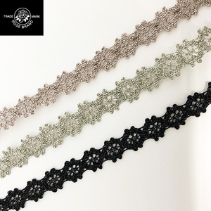Hermoso adorno de encaje dorado metálico para decoración de regalos. - Product Image 1