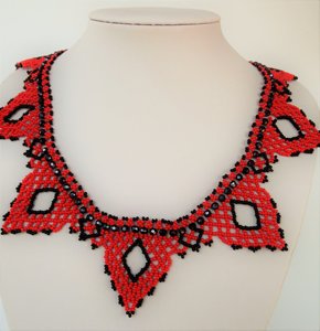   Collar de triángulo rojo hecho a mano Happiness - Product Image 1