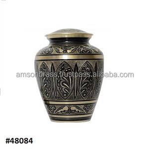 Grabado de flores Domptop de latón de metal macizo con urna de cenizas humanas de cremación floral con acabado negro dorado - Product Image 1