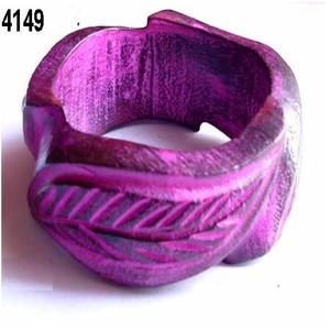 Brazalete grabado de madera pintado de color púrpura para mujer - Product Image 1