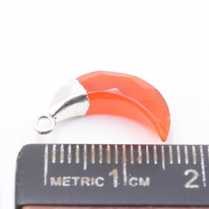 Pendentif en onyx rouge en forme de lune, 16-18 mm, laiton plaqué argent avec anneau, breloque en pierre précieuse pour la fabrication de bijoux - Product Image 2