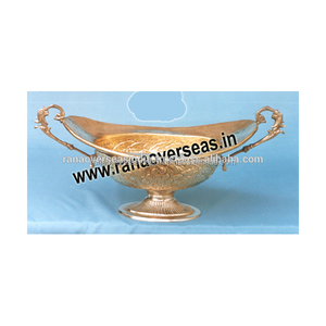 Plat de service ovale classique en laiton avec motif en relief et poignée, idéal pour le service en hôtel et restaurant, de Rana Overseas Inc - Product Image 2