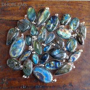 Pendentif en argent plaqué avec pierre précieuse cabochon en labradorite multi-feu DHORGEMS, vente en gros de labradorite naturelle, bijoux classiques en argent - Product Image 2