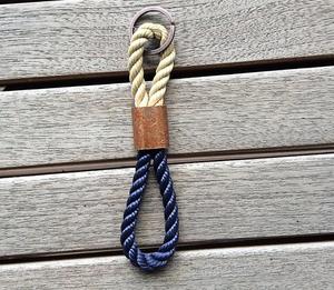 พวงกุญแจทางทะเลธรรมชาติ-สีน้ำเงินพร้อมองค์ประกอบทองแดง - Product Image 1