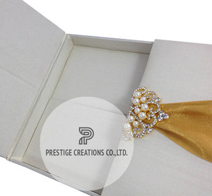 Paire de broche en couronne de perles, belle boîte d'invitation de mariage ornée de soie thaïlandaise, 1 pièce - Product Image 4