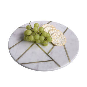 Planche à découper ronde en marbre naturel, 15 pouces, avec incrustation en laiton - Product Image 1