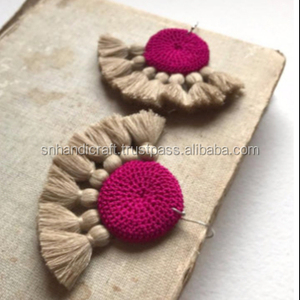   El arte del crochet hecho a mano: Pendientes de borla de disco - Fucsia y Paja - Product Image 1