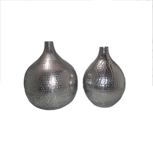 Ensemble de trois vases à fleurs au design martelé artisanal, finition nickelée, pour décoration de galerie et de maison. - Product Image 4