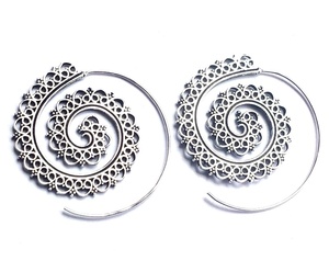 Boucles d'oreilles créoles en spirale de style religieux bohème de créateur indien Léger plaqué argent motif numéro perles diamants laiton - Product Image 3