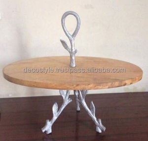 Support à gâteau en bois avec métal - Product Image 1