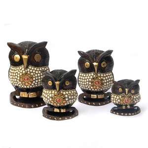 Ensemble de 4 statues d'hiboux décoratives en bois WOS-1043 avec incrustations de perles et de pierres turquoise, design contemporain pour usage hôtelier - Product Image 1
