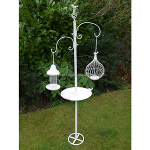 Elegante soporte de comedero para pájaros blanco con jaulas de pájaros decorativas, perfecto para decoración de jardín al aire libre y observación de aves - Product Image 1