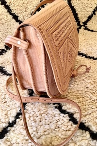 Sac à main bohème pour femmes en cuir véritable marocain avec motif géométrique, fermeture à boucle et bouton - Product Image 4