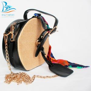 PU 트림 버튼 클로저 처리 술 활 장식 면 안감과 자연 스타일 라운드 패턴 등나무 핸드백 - Product Image 1