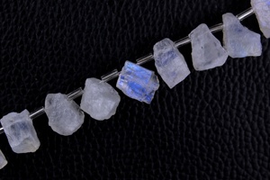 พลอยสีรุ้งธรรมชาติ21ชิ้นอัญมณีสีขาวไม่ขัดสีไฟสีฟ้าอัญมณีหลวมสำหรับตัวแทนจำหน่ายโดยตรง