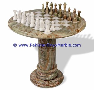 Table d'échecs sur piédestal en onyx avec jeu d'échecs élégant et durable en marbre - Product Image 6