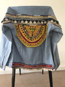 Chaqueta Vaquera Bordada a Mano con Adornos Bohemios - Product Image 2