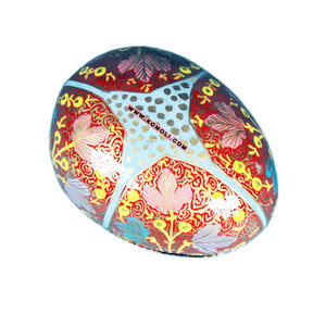 Boîte à bibelots ovale en papier mâché peinte à la main, décorations rouges, œuf de Pâques - Product Image 1