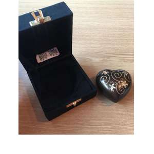 Urna de cremación de corazón con floristería dorada, suministros funerarios, Brassworld, India - Product Image 1