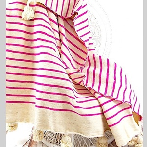 โมร็อกโกผ้าห่มถักขนสัตว์100% ลายเรขาคณิตแบบพกพาสวมใส่ได้สำหรับการเดินทางบ้านหรือใช้ในโรงแรม - Product Image 1