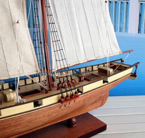 Maquette de bateau HARVEYE en bois naturel fini pour mariage ou cadeaux de Noël Maquette de bateau à voile artisanale - Product Image 3