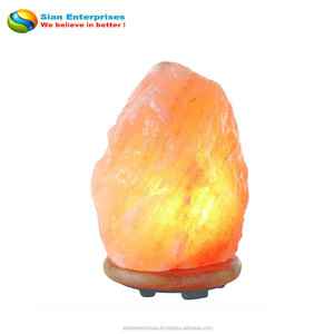 Sublimez votre espace avec la beauté naturelle d'une lampe en sel rose de l'Himalaya, sculptée à la main avec base en bois - Sian Enterprises - Product Image 3
