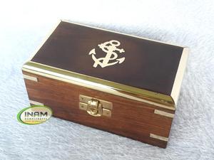 Caja de madera con incrustaciones de latón, diseño decorativo hecho a mano - Product Image 2