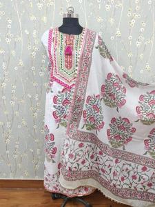 Traje Salwar de Algodón con Estampado Floral de Verano, Trabajo Gota Patti a Mano, Dupatta, Holgado, Largo Completo, Artículos en Existencia, Talla Grande, Casual - Product Image 4