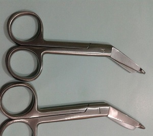 Tijeras para Vendajes Lister de 14 cm, Acero Inoxidable Quirúrgico de Alta Calidad, Certificación CE Clase I, Uso Hospitalario - Product Image 2