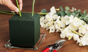 Mousse florale verte hydratante rapide pour fleurs fraîches et plantes artificielles - Décoration de mariage, de remise de diplôme, de Noël, cadeau - Product Image 3