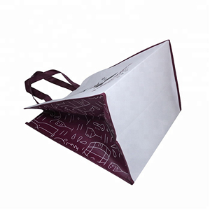 ถุงช้อปปิ้งแบบมีหูหิ้วทำจากผ้า PP ไม่ถักทอ พร้อมหูหิ้วแบบสายรัด PP ขนาดและสีที่สามารถปรับแต่งได้ ใช้งานสะดวกและดีไซน์สวยงาม - Product Image 3