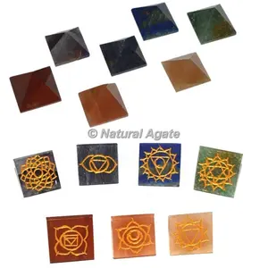 Atacado personalizado cristais sete chakra gravados pirâmide pedras conjunto comprar alta qualidade pedras chakra produtos da índia