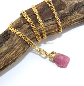 Colgante de rubí rugoso chapado en oro de 24k, joyería al por mayor - Product Image 2