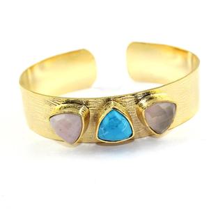 Pulsera abierta ajustable de cuarzo rosa y turquesa Natural, forma de trillón, chapado en oro, acabado cepillado, oferta festiva - Product Image 1