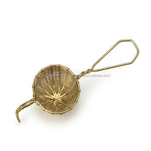 Filtre à thé tissé à la main en métal doré de haute qualité avec longue poignée pour la maison et les restaurants - Product Image 1