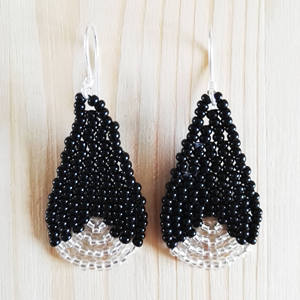 Boucles d'oreilles pendantes noires, boucles d'oreilles en perles noires The Art of Handmade - Product Image 1