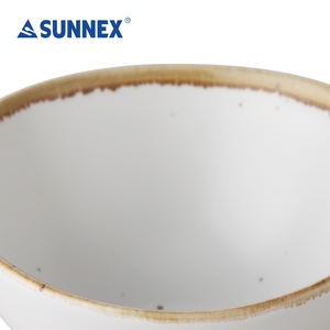 Cuenco de cerámica de porcelana elegante japonés con borde marrón - Product Image 3
