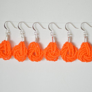 Pendientes de cuentas naranjas Hechos a mano con amor - Product Image 1