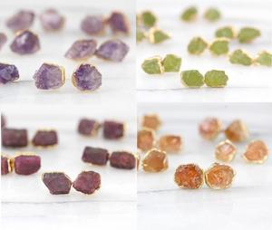 Boucles d'oreilles clous en saphir brut bleu - Pierre de naissance de septembre, cadeau de mariage et de fiançailles, matériau en alliage - Product Image 5