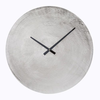 Jam Dinding Logam Emas Art Deco Bulat dengan Gerakan Quartz dan Tampilan Jarum 60X60 CM Desain Antik untuk Dekorasi Ruang Tamu.