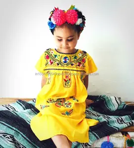 90年代的复古民间墨西哥风格刺绣传统外观小公主女童连衣裙夏季波西米亚孩子明黄色，系统自动填充内容