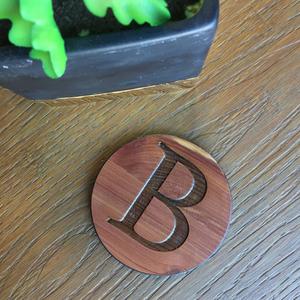 รถไฟเหาะไม้ส่วนบุคคลกำหนดแบบโมโนแกรมพร้อมสไตล์เริ่มต้นที่ทันสมัยและสง่างามสำหรับใช้ในบ้านหรือสำนักงาน - Product Image 1