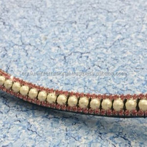 Bandeau de tête pour cheval en cuir avec trois rangées de perles de cristal roses et fermeture à bouton-pression, accessoire élégant pour l'équitation - Product Image 1