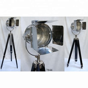 Projecteur bois au design créatif et simpliste, éclairage d'intérieur, luminaire décoratif idéal pour un Studio - Product Image 1