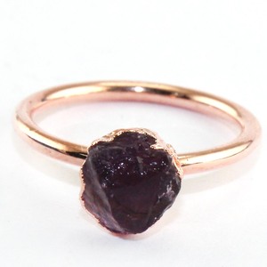 Anillo de amatista púrpura en bruto natural, anillo con borde electrochapado de oro rosa de latón, anillo de piedra de nacimiento de febrero para joyería de uso unisex - Product Image 1