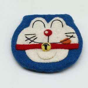 FYN-CL-037, กระเป๋าผ้าสักหลาดลายโดราเอมอน, ผลิตจากผ้าสักหลาดโดยผู้เชี่ยวชาญและผู้ฝีมือผู้มีความสามารถจากประเทศเนปาล, ทำจากขนแกะนิวซีแลนด์ที่เป็นมิตรต่อสิ่งแวดล้อม 100% - Product Image 1